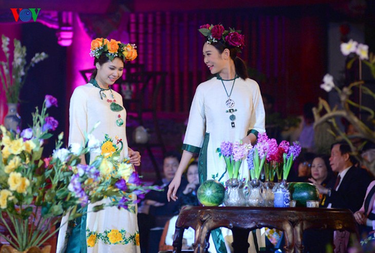 Soirée des ao dai au Temple de la Littérature - ảnh 17